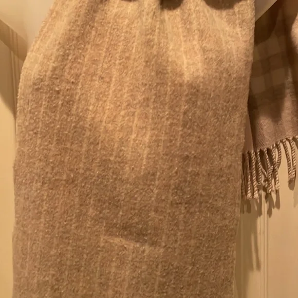 Burberry scarf 🧣 - Picture 4 of 5